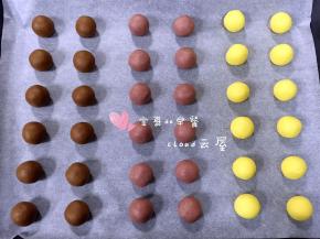 每种颜色的面团平分成12份，三种颜色共计36份。揉成小球，依次摆在烤盘上。