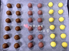 每种颜色的面团平分成12份，三种颜色共计36份。揉成小球，依次摆在烤盘上。