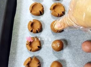 用大拇指从上往下把小面球按扁，按扁的时候饼干会出现自然的裂纹。