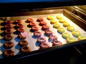 180度预热烤箱10分钟，烤箱中层170度烤17分钟左右。为防止上色，烤8分钟的时候加盖锡纸。喜欢颜色深的可以晚一点盖锡纸或不盖。