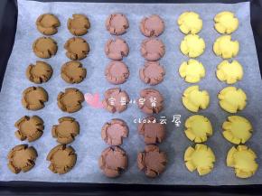 饼干烤好后移到晾网上晾凉。
每家的烤箱脾气不同，烤制的温度和时间略有不同，烤制期间请随时观察饼干上色情况。