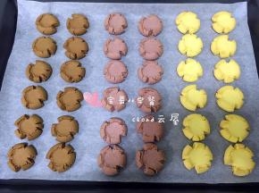 饼干烤好后移到晾网上晾凉。
每家的烤箱脾气不同，烤制的温度和时间略有不同，烤制期间请随时观察饼干上色情况。