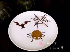 烤好的玛格丽特饼干，用巧克力酱画出8条腿，再装饰上眼睛秒变蜘蛛。再画上一张蜘蛛网和蝙蝠，万圣节气氛就出来啦有木有！