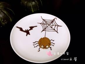 烤好的玛格丽特饼干，用巧克力酱画出8条腿，再装饰上眼睛秒变蜘蛛。再画上一张蜘蛛网和蝙蝠，万圣节气氛就出来啦有木有！