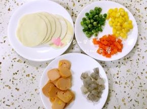 先把所需食材准备好，
豌豆粒、玉米粒和胡萝卜粒分别用开水焯熟后控干水分备用。
香肠切成片状，鲜虾切成段。
饺子皮我是买现成的，稍微有点厚度的那种。
如果自己擀饺子皮不建议擀太薄，因为在烤制过程中太薄的饺子皮会发硬，吃起来影响口感不说，也不适合小孩和老人食用。