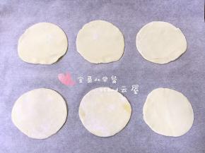 把饺子皮摆放到烤盘上。
记得一定要把饺子皮上面的干面粉抖干净，原因不多说，自己可以脑补一下咀嚼干面粉的赶脚和滋味。