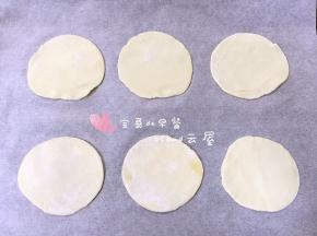 把饺子皮摆放到烤盘上。
记得一定要把饺子皮上面的干面粉抖干净，原因不多说，自己可以脑补一下咀嚼干面粉的赶脚和滋味。