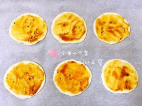 饺子皮表面刷一层披萨酱。口重的亲们可以把披萨酱刷厚点。