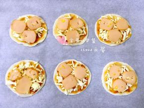 然后把香肠片摆放在芝士碎上。