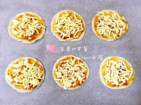 披萨酱上面撒一层马苏里拉芝士碎。