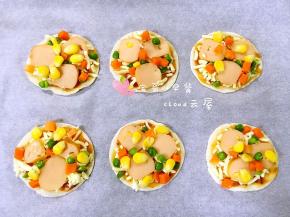 撒上豌豆粒、玉米粒和胡萝卜丁。
艳丽的颜色总是让人心情大好有木有！