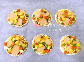 撒上豌豆粒、玉米粒和胡萝卜丁。
艳丽的颜色总是让人心情大好有木有！