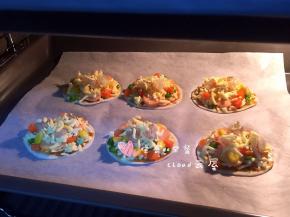 烤箱220度充分预热10分钟。把迷你披萨放入烤箱中层220度烤8分钟左右，看表面微黄即可出炉。