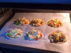 烤箱220度充分预热10分钟。把迷你披萨放入烤箱中层220度烤8分钟左右，看表面微黄即可出炉。