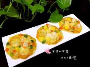 烤好的迷你披萨用铲刀移到盘子中。
高温短时间的烤制是披萨拉丝的关键所在，同时烤制的时间太久也容易造成因饺子皮过度脱水变得干硬。
由于各家烤箱温度不一样，烤制过程中请根据自己家烤箱的脾气调整时间和温度。