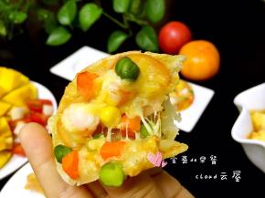 宝哥的小手友情出镜，自己边吃边说：妈妈，快看，里面好多拉丝！