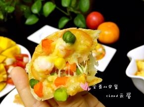 宝哥的小手友情出镜，自己边吃边说：妈妈，快看，里面好多拉丝！