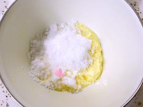 黄油自然软化到用手按下去软软的，还保持着固体的状态。