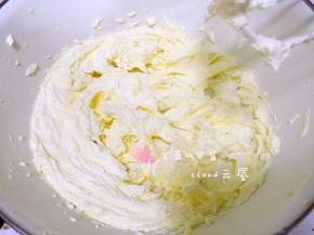 把糖倒入，打发至颜色发白。