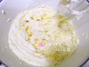 把糖倒入，打发至颜色发白。