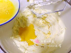 鸡蛋打散，分三至四次倒入打发的黄油中继续打发。