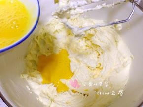 鸡蛋打散，分三至四次倒入打发的黄油中继续打发。