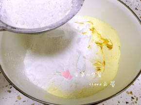 低筋面粉、玉米淀粉和奶粉过筛，筛入打发的黄油鸡蛋中。