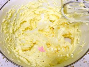 每倒入一次都要把黄油和蛋液打匀。
