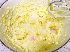 每倒入一次都要把黄油和蛋液打匀。