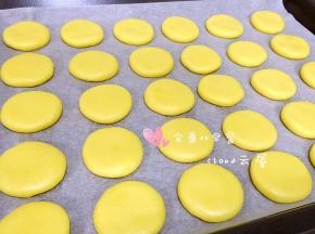 然后分成30份，每份单独揉成团放在烤盘上，按成饼状。（如果室内温度高，面团粘手，可以放到冰箱里冷藏1小时后再操作）