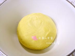 揉成团（揉面的过程不要心急，要让黄油和面粉充分融合到一起）。