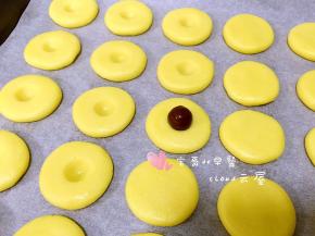 取一个麦丽素在中间按出一个凹坑。