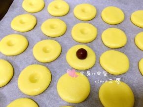 取一个麦丽素在中间按出一个凹坑。