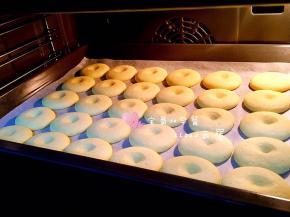 曲奇饼干烤好后移到晾网上晾凉。