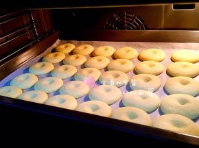 曲奇饼干烤好后移到晾网上晾凉。