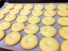 每家的烤箱脾气不同，烤制的温度和时间略有不同，烤制期间请随时观察饼干上色情况。烤箱里的这张图片是烤制10分钟的状态，颜色由黄变白，体积也大了一圈，饼干基本定型完成。后面这张图片是出锅后的状态，和烤制十分钟时候的图片对比，除了有点上色外，其他没有明显区别。