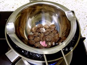 巧克力豆30颗左右（也可以用成板的那种巧克力）放入锅中，隔水加热至融化，把融化后的巧克力酱倒入裱花袋中。