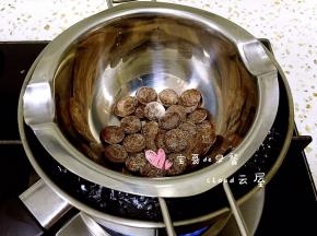 巧克力豆30颗左右（也可以用成板的那种巧克力）放入锅中，隔水加热至融化，把融化后的巧克力酱倒入裱花袋中。