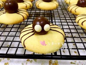 再取两颗白色巧克力豆粘在麦丽素中间做蜘蛛的眼睛。