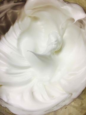 蛋白加柠檬汁。分三次加糖，打发至小尖钩状态，取一些蛋白加入中，搅拌均匀后，将蛋黄糊倒入蛋白中，搅拌均匀