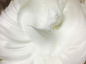蛋白加柠檬汁。分三次加糖，打发至小尖钩状态，取一些蛋白加入中，搅拌均匀后，将蛋黄糊倒入蛋白中，搅拌均匀