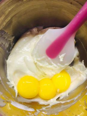 加入蛋黄搅拌均匀