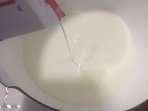 淡奶油和牛奶混合后倒入锅中