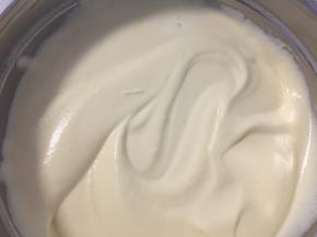 快速翻拌均匀，如图，拌好的面糊细腻顺滑。倒入准备好的纸杯中，送入预热好的烤箱中层，160度20-25分钟，时间长短视杯子蛋糕大小调整，我的是小号杯