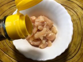 加入少许油入碗中