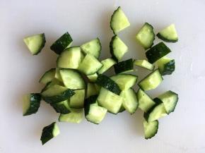 这时将黄瓜洗净后切成小块