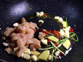 加入葱段爆香后放入鸡胸肉快速搅散