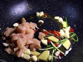 加入葱段爆香后放入鸡胸肉快速搅散