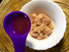 准备一个碗，将鸡胸肉放入加入一勺料酒