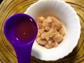 准备一个碗，将鸡胸肉放入加入一勺料酒